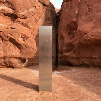 ユタ州の砂漠地帯に立っている「謎の柱」の画像